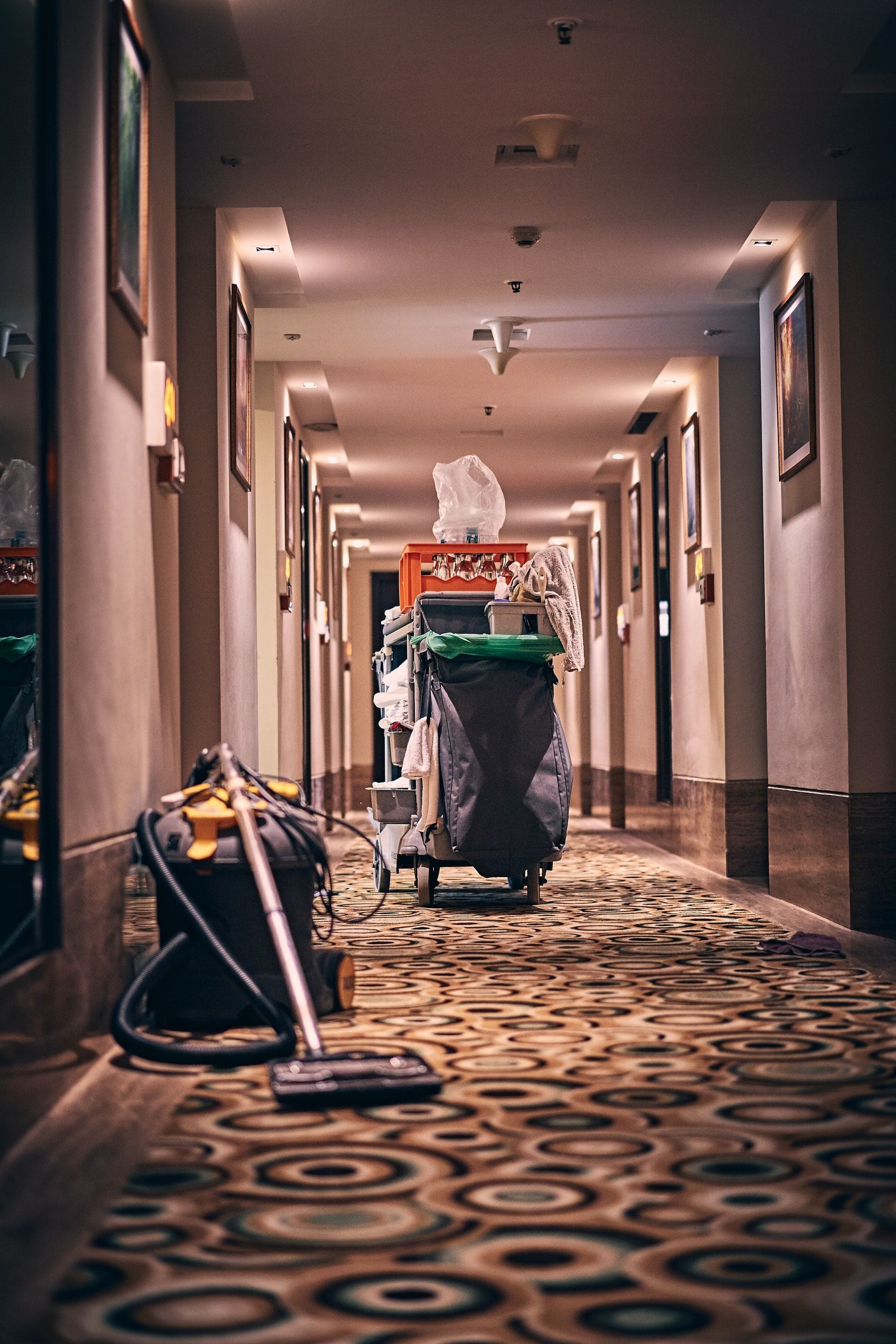 Reinigungswagen in einem Hotelkorridor