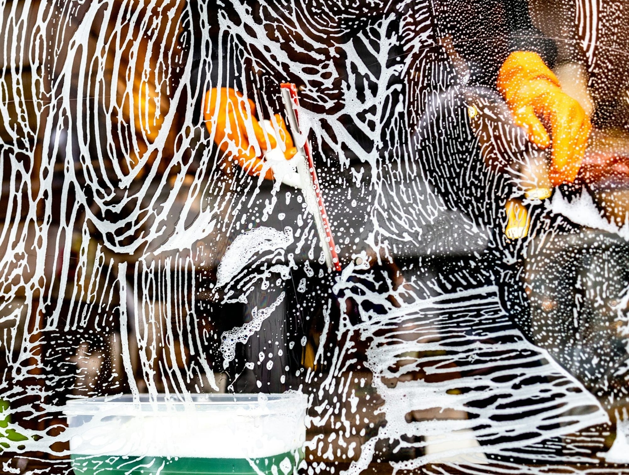 Glasscheibe mit Reinigungsschaum, halb abgezogen