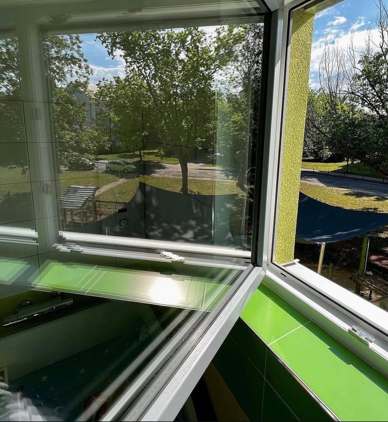 Dasselbe Fenster nach der Glasreinigung