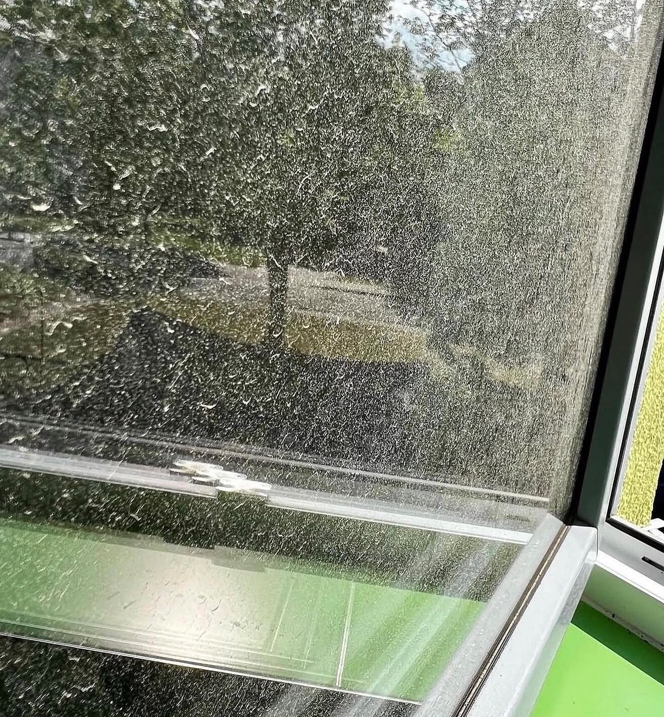 Stark verschmutzte Fensterscheibe